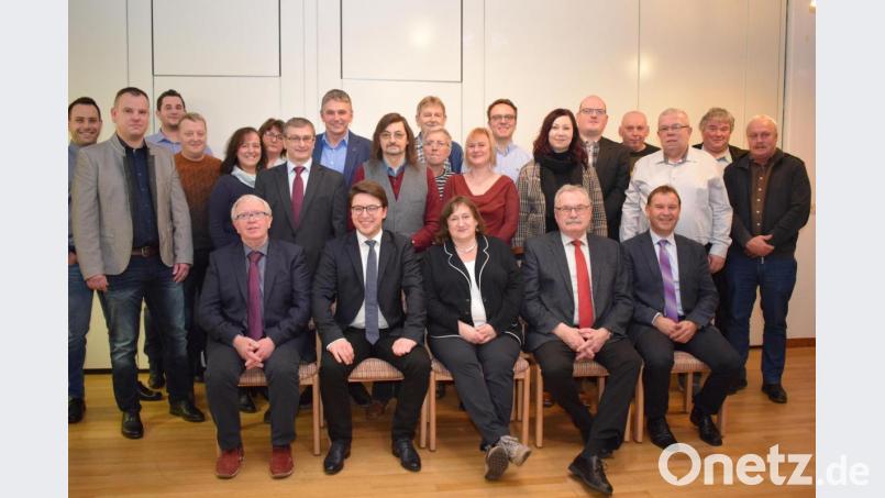 Mit seiner Kandidatenliste für die Stadtratswahl bildet der SPD-Ortsverband breite Schichten der Bevölkerung ab. Die Kandidaten finden prominente Unterstützung in MdB Marianne Schieder (vorne Mitte), Ehrenbürger Georg Pfannenstein (vorne Zweiter von rechts) und Landratskandidat Peter Wein (vorne Zweiter von links). Bild: bnr