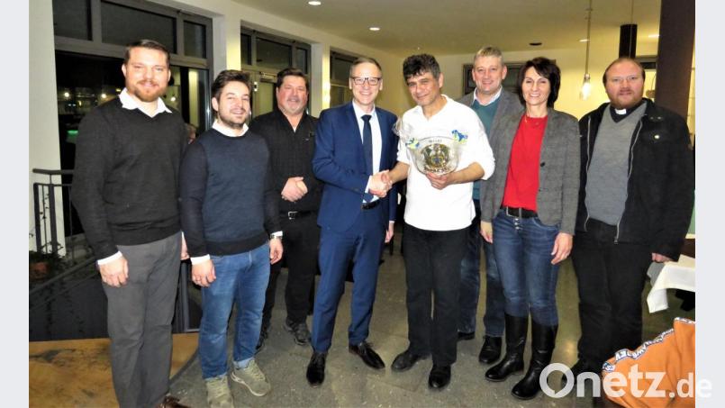 Sascha Migge aus München, Michael Dutz und Oliver Zrenner aus Wiesau, Bürgermeister Bernd Sommer, Pächter Hassan Dalati, Integrationsbeauftragter Markus Scharnagl, Pfarrgemeinderatssprecherin Sabine Ernstberger und Pfarrvikar Markus Hochheimer (von links) bei der Eröffnung des neuen Lokals. Bild: ubb