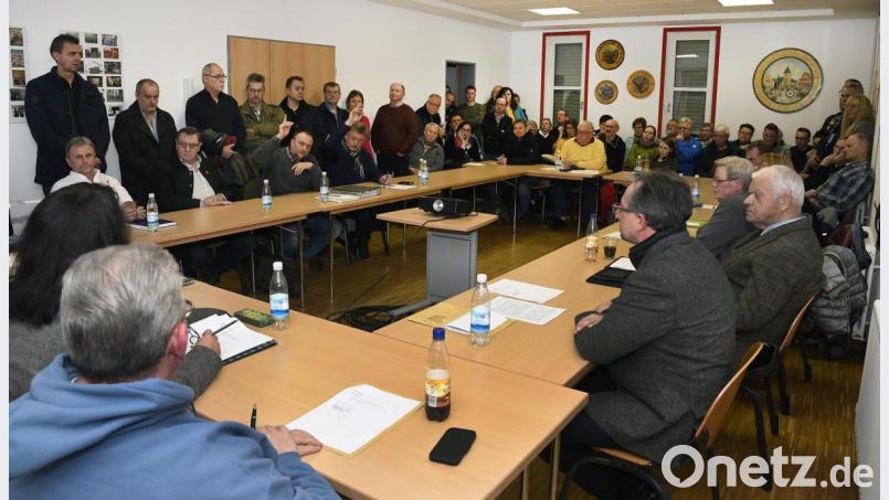 Der Schulungsraum der Feuerwehr platzte bei der Abstimmung des Ammerthaler Gemeinderats zum Bürgerentscheid „Stoppt den Rathausumbau“ aus allen Nähten. Als es darum ging, Farbe zu bekennen, gingen die Hände auf der linken Tischseite nur zögerlich nach oben. Nicht abstimmen, da einer der Initiatoren des Begehrens, durfte CSU-Sprecher Robert Weiß (links, weißes Hemd), während (daneben, von links) Hans Weber, Hubert Englhard (beide CSU) und Georg Paulus (CWG) für das Bürgerbegehren votierten. Bild: Petra Hartl