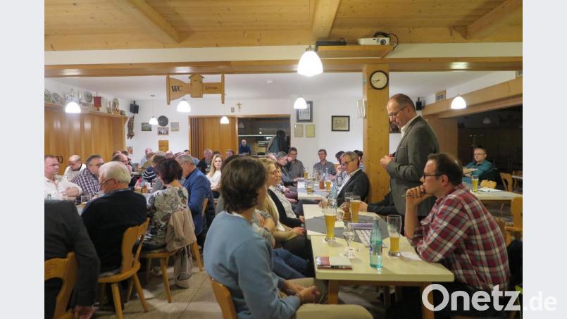 CSU-Bürgermeisterkandidat Roman Schäffler (stehend) stellte in Kötzersdorf wichtige Punkte seines Wahlprogramms vor. Bild: jzk