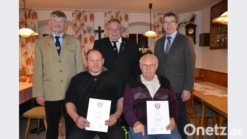 Kamerad Manfred Krämer wurde für 25-jährige Treue und Ehrenmitglied Karl Meiller für 60-jährige Zugehörigkeit mit Treue-Nadel und Urkunde vom Bayerischen Soldentenbund ausgezeichnet (von links). Dazu gratulierten Vorsitzender Hans Höcker, Kreisvorsitzenden Richard Berger und Bürgermeister Hermann Ach (stehend von links). Bild: gi