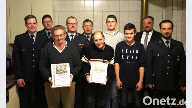 Die Feuerwehr Spielberg mit ihren Geehrten und den Neuaufnahmen Simon Grötsch (Dritter von rechts) und Jonas Prößl (Vierter von rechts). Bild: fvo