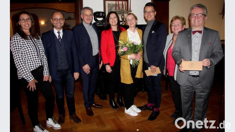 Im Mittelpunkt des Abends standen die Ehrungen für Bernhard Söllner, Roland Grillmeier und Toni Dutz. Im Bild (von links) Sabine und stellv. Landrat Alfred Scheidler, stellv. Landrat Roland Grillmeier und seine Frau Claudia, Melanie und Bernhard Söllner, Evi und Toni Dutz. Bild: wro