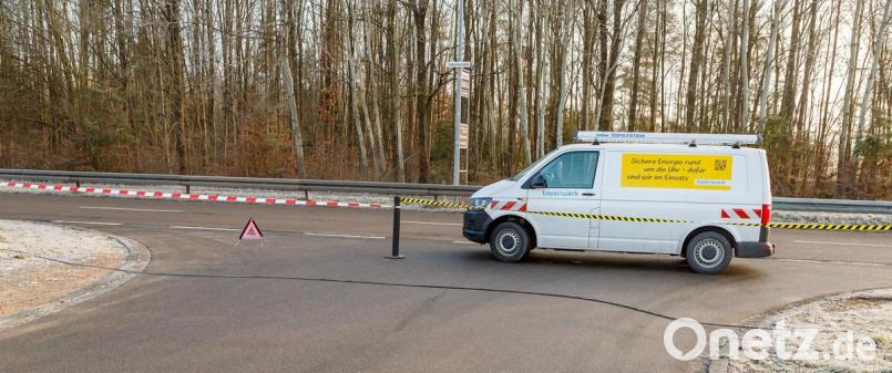 Das gekappte Kabel lag quer über der Glück-Auf-Straße. Bild: Hösamer