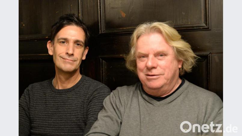 Im Gespräch erzählen Ambergs neuer AKT-Kunstvereinvorsitzender Marcus Trepesch (links) und sein Vorgänger Hans Graf über die zurückliegenden Jahre und neue Pläne. Bild: Andreas Brückmann