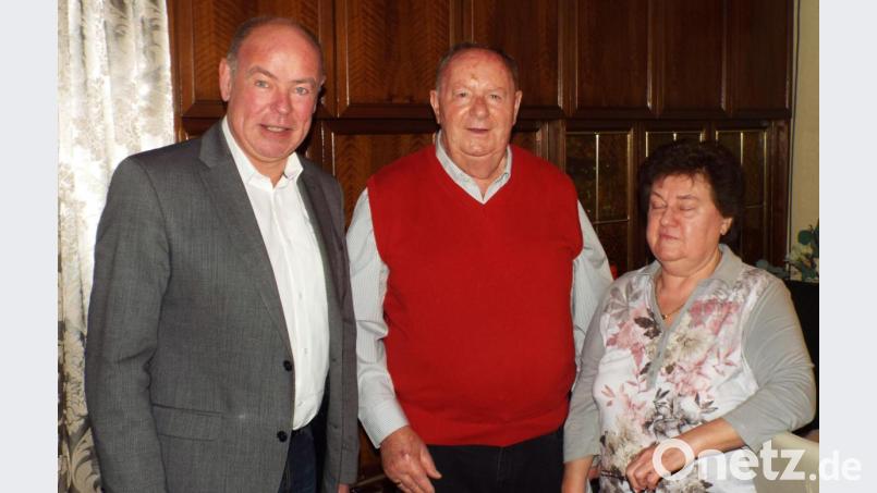 Bürgermeister Roland Strehl (links) gratuliert Anton Hipfner, hier mit Ehefrau Anita, zum 80. Geburtstag. Bild: e