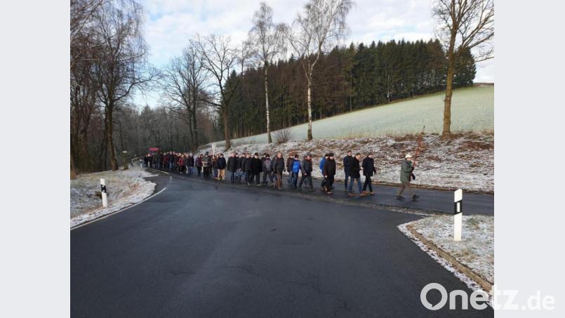Betend machen sich die Parksteiner auf den Weg nach Kirchendemenreuth. Bild: adj