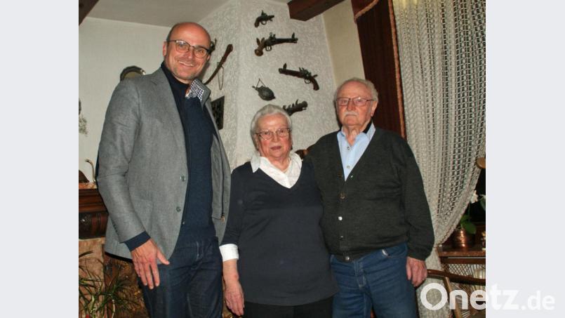 Bürgermeister Max Beer gratulierte Thea und Gerhard Riederer zu ihrem Ehejubiläum. Bild: agr