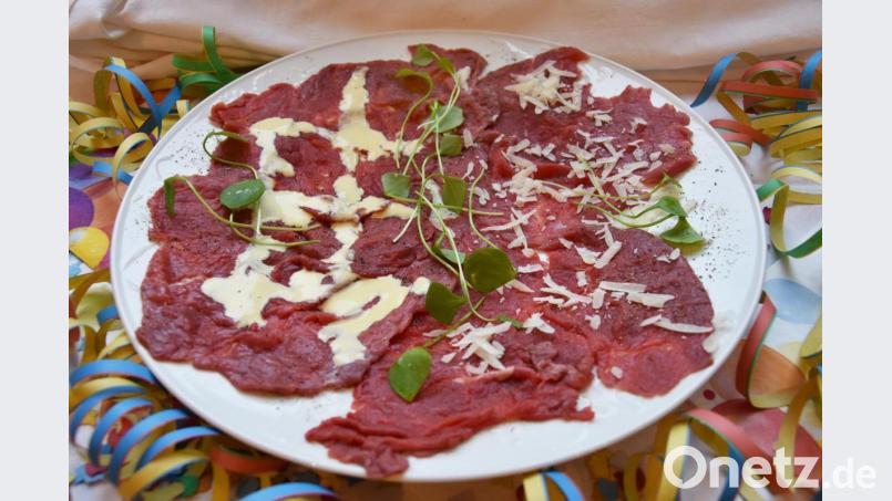 Dünn geklopftes Rinderfilet als Carpaccio, nach Belieben garniert mit Mayonnaise, Parmesan und Winterportulak. Bild: Stephanie Hladik