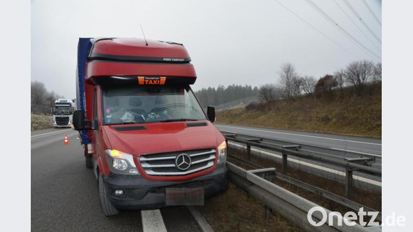 Kleine Ursache, große Wirkung. Ein tschechischer Kleintransporter landet am Mittwochmittag wegen eines Motorschadens an der Mittelleitplanke.Der Fahrer blieb unverletzt. Die A 6 ist kurzfristig komplett gesperrt. Bild: dob