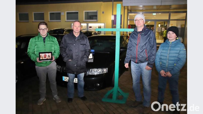 Diakon Jürgen Donhauser (Zweiter von links) und seine Mitstreiter machten vor dem Vortrag des Münchner Kult-Pfarrers Rainer Maria Schießler vor dem Kubus mit einem grünen Kreuz und einem Video auf dem Tablet gegen einige Aussagen Schießlers Front. Sie waren beim Volksbegehren &quot;Rettet die Bienen&quot; gefallen. Donhauser ist nicht nur Diakon, sondern ein bekannter Landwirt aus dem Amberger Umland. Bild: Thomas Dobler