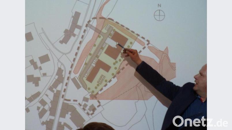 Architekt Walter Edenhofer stellte die Baugrenzen für den vorhabenbezogenen Bebauungsplan vor. Die zwei Baukörper (links Betreutes Wohnen, rechts Pflegeheim) können eine maximale Höhe von 10,50 Meter erreichen. Bild: Portner