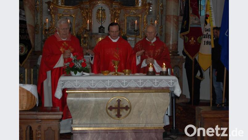 In Konzelebration mit den Ruhestandsgeistlichen Hans Bayer und Karl Wohlgut feiert Pfarrer Bernhard Müller (Mitte) zusammen mit vielen Grafenwöhrern einen Festgottesdienst. Anlass ist der Sebastianstag. Bild: az