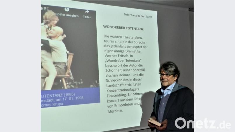 Friedrich Wölfl erinnerte u. a. auch an ein Theaterstück von Werner Fritsch, der in der Hendlmühle nahe Wondreb aufwuchs. Er setzte den Wondreber Totentanz in andere Zusammenhänge und gestalte ein Stimmkonzert von Ermordeten und Mördern auf dem Hintergrund des Konzentrationslagers Flossenbürg. Bild: exb