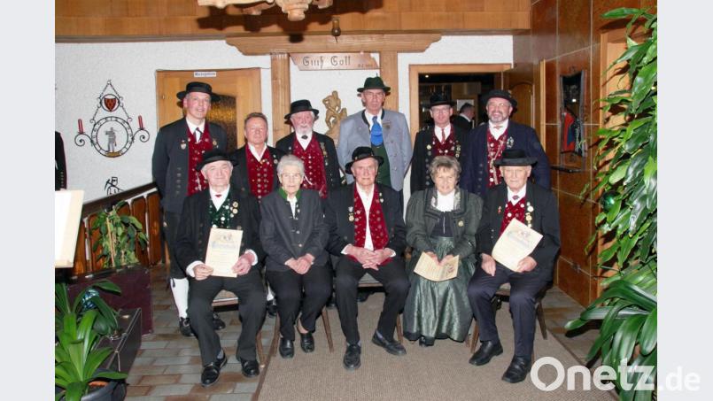 Vom Gau geehrte Trachtenträger mit Gauvorsitzendem Peter Kurzwart (hinten, rechts) und dem Gebietsvertreter West Eckehard Papenfuß (hinten, Dritter von rechts). Bild: müb