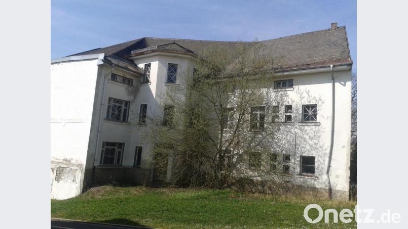 Grünen-Vorsitzender Konrad Schedl bedauerte, dass es noch keine Fortschritte bei den Verhandlungen zum Kauf und der anschließenden Sanierung des Hutschenreuther-Verwaltungsgebäudes gebe. Bild: exb