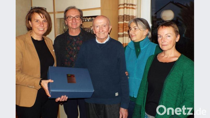 95 Jahre vollendet Alfons Lux aus Kümmersbruck (von links): Zweite Bürgermeisterin Birgit Singer-Grimm, Sohn Ulrich, der Jubilar und die Töchter Mechthild und Monika. Bild: e