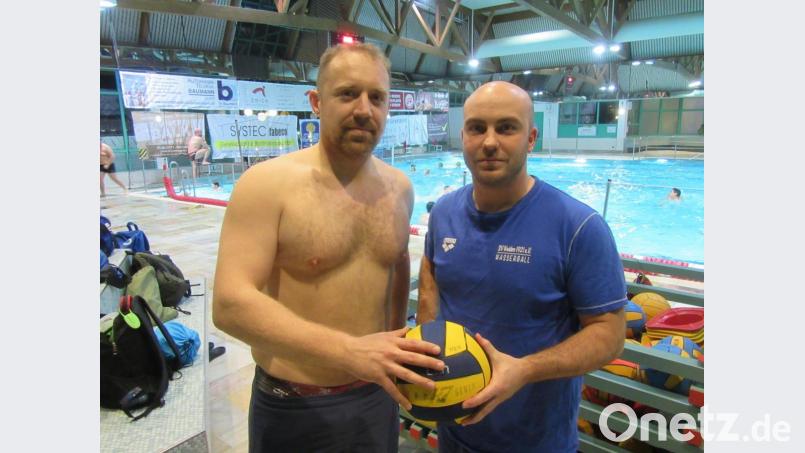 Nach der Verletzung von Matthias Kreiner vertraut SV-Trainer Thomas Aigner (rechts) auf den Torwart-Routinier Christopher Klein (links). Die nächsten Heimspiele sind für die Oberpfälzer sehr wichtig. Bild: mr