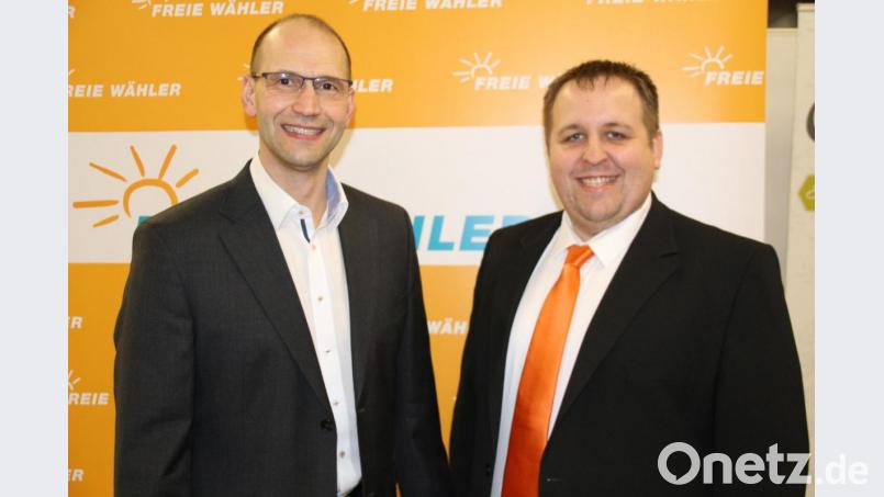 Landratskandidat Ely Eibisch und Bürgermeisteranwärter Dominik Kugler (von links) begrüßen die Ausweitung des Baxi-Netzes. Einer eigenen Linie nach Weiden stehen sie aber skeptisch gegenüber. Bild: Gerhard Dobmeier/exb