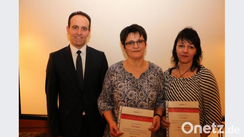 Anerkennung zollt (von links) Bürgermeister Hans-Jürgen Strehl den vielfachen Blutspenderinnen Karin Bär und Monika Windisch. Bild: gru
