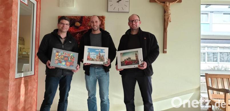 Rainer Zintl (von links, HPZ) konnte aus den Händen von Jens Simon und Christoph Kastner 30 Puzzles entgegennehmen. Bild: adj