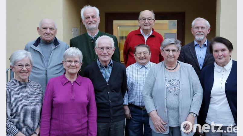 Kein Mitglied der Sektion des Bayerischen Wald-Vereins hat im vergangenen mehr Kilometer zurückgelegt als Christl Gaigl (links), die 912 Kilometer schaffte. Auf dem Bild weiter von links: Rudolf Christl, Hedwig Lippert, Vorstandsmitglied Wolfgang Dandorfer, Hans Meier, Alexander Wilhelm (vorne), Manfred Müller (hinten), Resi Stanek, Vorsitzender Rudolf Maier und Margarete Kohl. Bild: Wolfgang Steinbacher