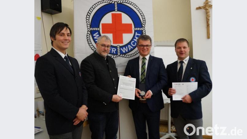 Stellvertretend für die Stadt Neunburg erhielt Bürgermeister Martin Birner (Zweiter von rechts) vom Bezirksverband die Ehrenplakette der Wasserwacht in Silber aus der Hand von Kreisgeschäftsführer des BRK-Kreisverbandes Otto Langenhan (Zweiter von links) überreicht. Bild: weu