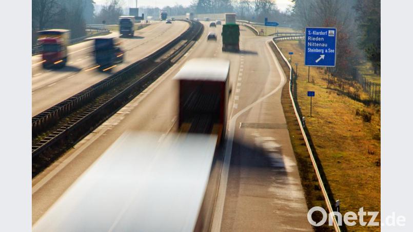 Auf der Strecke zwischen den Anschlussstellen Schwandorf Nord und Ponholz der A 93 ist die stellenweise Erneuerung der Fahrbahndecke geplant. Die Maßnahmen beziehen sich auf die Fahrtrichtung Regensburg (rechts). Bild: Hösamer