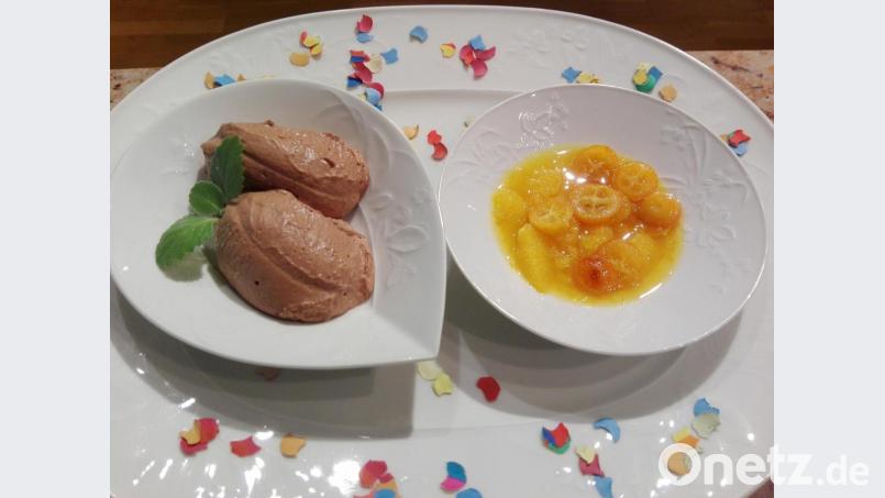 Der süße Abschluss: Mousse au Chocolat mit Orangen-Kumquats-Ragout. Bild: Stephanie Hladik