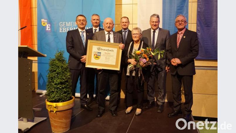 Rudolf Götz wurde für sein jahrelanges ehrenamtliches Engagement mit der goldenen Bürgernadel ausgezeichnet (von links): Bürgermeister Gilch, Landtagsabgeordneter Harald Schwartz, Rudolf Götz, Erich Meidinger, Ehefrau Erika Götz, Landrat Richard Reisinger und Zweiter Bürgermeister Michael Götz. Bild: wec