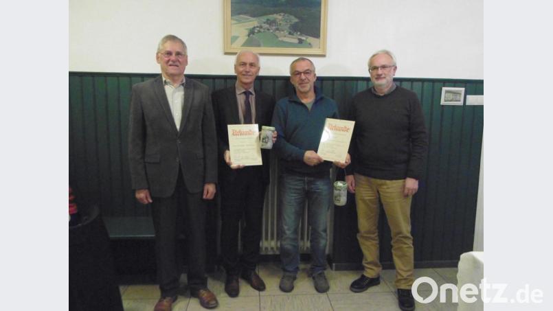 Ehrungen standen nach zehn Jahren Bestehen des Kapellenbauvereins Schwarzenreuth an (von links): Vorsitzender Hans Enders, Bürgermeister Peter König, Bauleiter Josef König sowie Ortssprecher und Zweiter Vorsitzender Thomas Küffner. Bild: obe