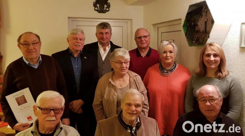Die SPD ehrt ihre Jubilare mit (von links) Alfred Reber, Adolf Bogner, Roland Franz, Herbert Schmid, Anna Höfer, Werner Rupp, Karl-Heinz Roth, Claudia Hösch, Julia Grasser und Josef Höfer. Bild: exb