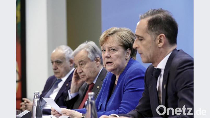 Als Gastgeberin der Libyen-Konferenz im Zentrum der globalen Aufmerksamkeit und dennoch ohne entscheidenden Einfluss: Bundeskanzlerin Angela Merkel (CDU) spricht neben Außenminister Heiko Maas (rechts, SPD), Ghassan Salame (links), UN-Sonderbeauftragter für Libyen, und Antonio Guterres (Zweiter von links), Generalsekretär der Vereinten Nationen, nach der Libyen-Konferenz auf einer Pressekonferenz. Bild: Michael Kappeler/dpa