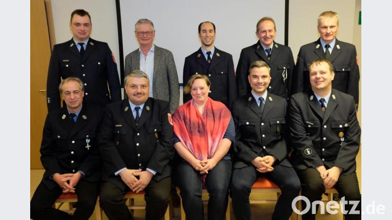 Für 25-jährige Mitgliedschaft im Feuerwehrverein Vorbach werden Manfred Hörl, Michael Zaus, Annika Zimmermann-Münch, Sebastian Pittner und Andreas Zaus (sitzend, von links) geehrt. Es gratulieren stellvertretender Vorsitzender Matthias Schickentanz, Bürgermeister Werner Roder, Vorsitzender Marius Meier, Kommandant Hans Groher und Kreisbrandmeister Rainer Kopp (stehend, von links). Bild: do