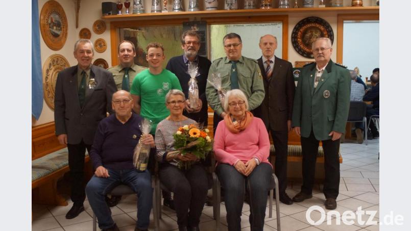 Langjährige sowie aus den Ausschuss verabschiedete Mitglieder wurden besonders geehrt. Im Bild sitzend von links Gerhard Modl, Gabi Modl und Anna Ram, dahinter von links Schützenmeister Reinhard Reis sen., Wolfgang Lindner, Killian Lindner, Peter Schottenhaml, Hans Oppitz, Bürgermeister Hubert Betz und Gauschützenmeister Johann Dirrigl. Bild: slh
