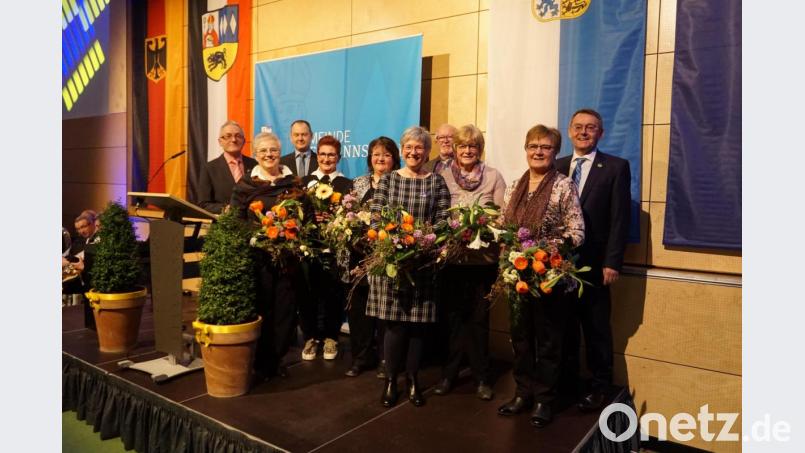 Ehrenamtlich tätige Bürger werden beim Neujahrsempfang der Gemeinde Ebermannsdorf mit Blumen und Krügen ausgezeichnet (von links): Zweiter Bürgermeister Michael Götz, Brigitte Rösch, Dritter Bürgermeister Erich Meidinger, Rosmarie Götz, Uschi Schönberger, Christine Schormüller, Dieter Walter, Maria Fischer, Marianne Boßle und BürgermeisterJosef Gilch. Bild: wec