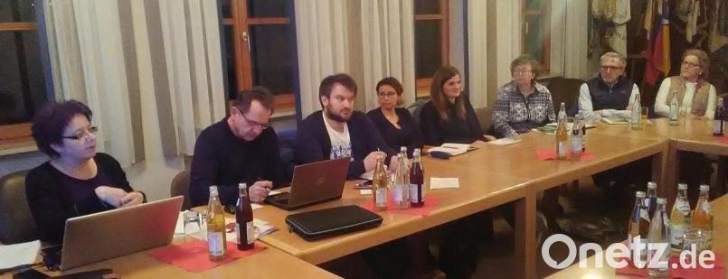 Das Kernteam der Planung der Sommerlounge 2020 traf sich im Sitzungssaal des Rathauses. Anwesend waren unter anderem (von links) die Vorsitzende des Fördervereins Fichtelgebirge, Sybille Kießling, Teamleiter vor Ort, Wolfgang Doleschal und der Vorsitzende der Wirtschaftsjunioren Fichtelgebirge, Christopher Kropf Bild: ld