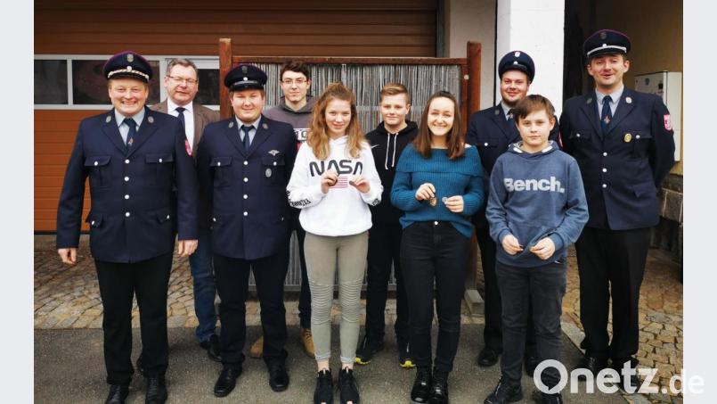 Die Feuerwehr Rottendorf ist stolz auf ihre Jugendfeuerwehr und übergab die Abzeichen der Leistungsprüfungen. Vorne von links: Vorsitzender Reinhard Schneeberger, stellvertretender Jugendwart Daniel Lindner, Lena Scheuerer, Amelie Prey, Sebastian Raab. Hinten von links: Bürgermeister Martin Prey, Kilian Gleißner, Lukas Raab, Jugendwart Markus Böhm, Kommandant Michael Rückl. Bild: exb