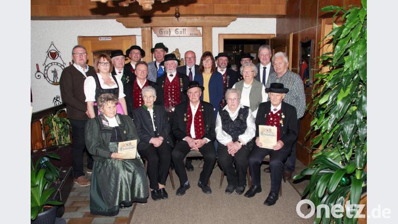 Die geehrten Trachtler des Stamm-Vereins mit den Ehrengästen. Bild: müb