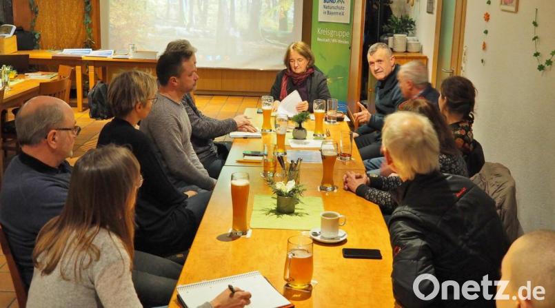 Das Aktionsbündnis Walderhalt diskutiert über die Intensivierung der Unterschriftensammlung zum Bürgerbegehren 2020. Bild: Bühner