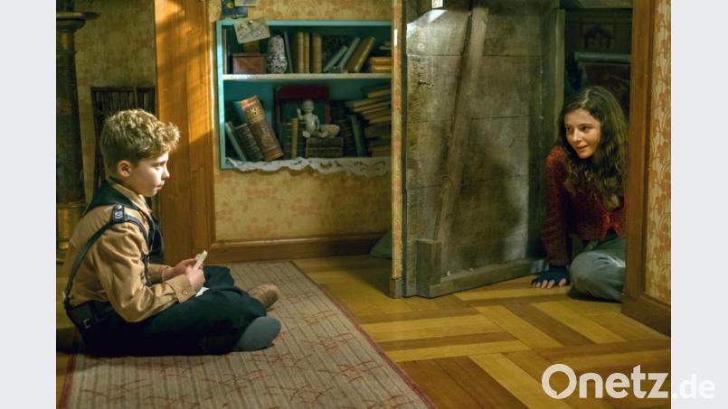 Roman Griffin Davis (l) als Jojo und Thomasin McKenzie als Elsa in einer Szene des Films &quot;Jojo Rabbit&quot;. Bild: Twentieth Century Fox/dpa