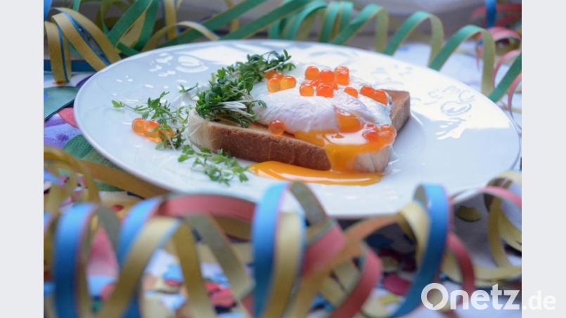 Pochiertes Ei auf Toast mit Lachskaviar und Kresse – perfekt in Szene gesetzt, wenn das Eigelb nach einem kleinen Piekser fließt. Bild: Gabi Schönberger