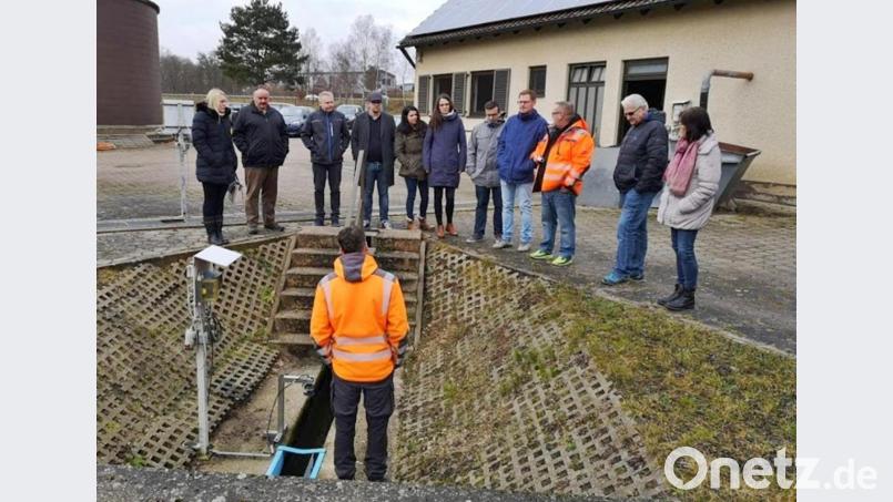 Der SPD-Ortsverein bei der Führung durch das Klärwerk mit Klärwärter Torsten Goß (Dritter von rechts) und dessen Stellvertreter Jürgen Adelhardt (unten). Bild: jma