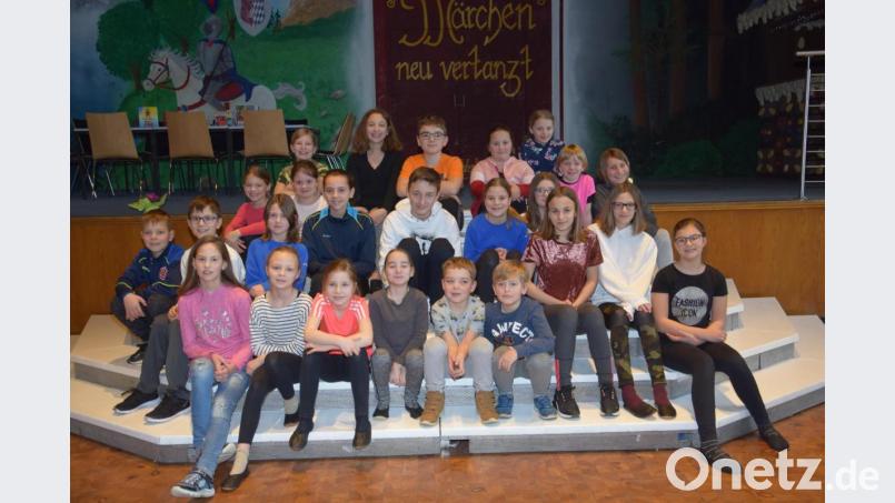 Gespannt warten die Mädchen und Buben der Bambini- und Kindergarde mit dem Kinderprinzenpaar, Prinz Fabian und Prinzessin Sina (mittig), auf ihren ersten Auftritt beim Familienball am kommenden Sonntag. Bild: fla