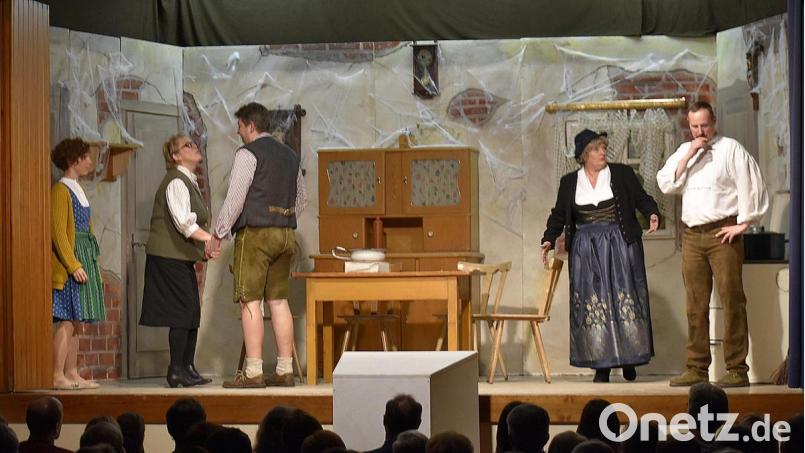 Fräulein Lehrerin Amsel (Zenzi Fischer) und Tschako (Thomas Zinner) - ein Pärchen hat sich gefunden. Bild: sck