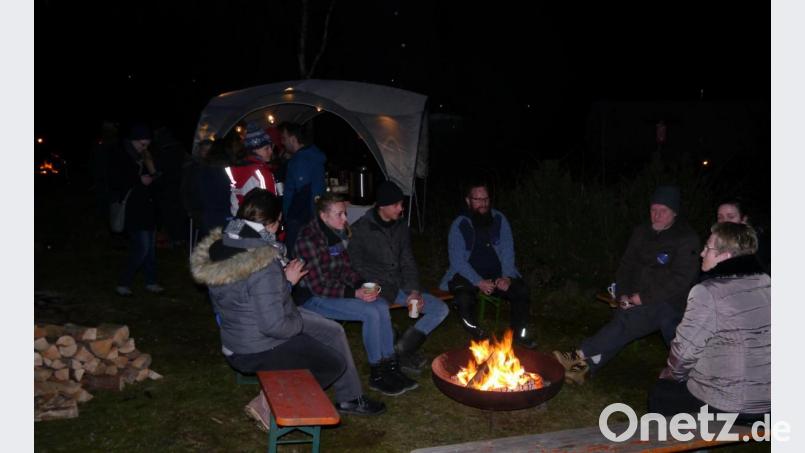 Ein Fest war der Tiny-House-Winterzauber, das auch ohne Schnee märchenhaft schön war mit Hunderten von Lichtern, gemütlichem Plaudern an der Feuerschale, in der Hand einen Becher Punsch oder Glühwein. Bild: gis