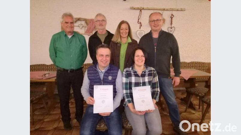 Die geehrten Mitglieder auf dem Bild (vorne links) Thomas Nürnberger, Marion Nürnberger für zehn Jahre Vereinstreue mit den Vorsitzenden und Bürgermeister Manfred Kratzer (links). Bild: soj