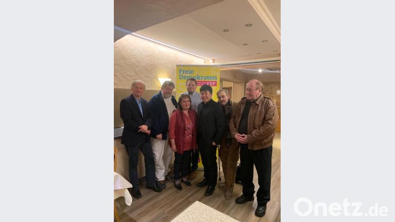 Sieben FDP-Kandidaten wollen bei der Kommunalwahl einen Sitz im Schwandorfer Stadtrat. Unser Bild zeigt (von links) Michael Post, Wolf-Dieter Grahn, Martina Strauch, Thomas Dischinger und Loi Vo von der FDP Regensburg, Wolfgang Kleinert sowie Werner Zoettl. Bild: exb/Janette Stopkova