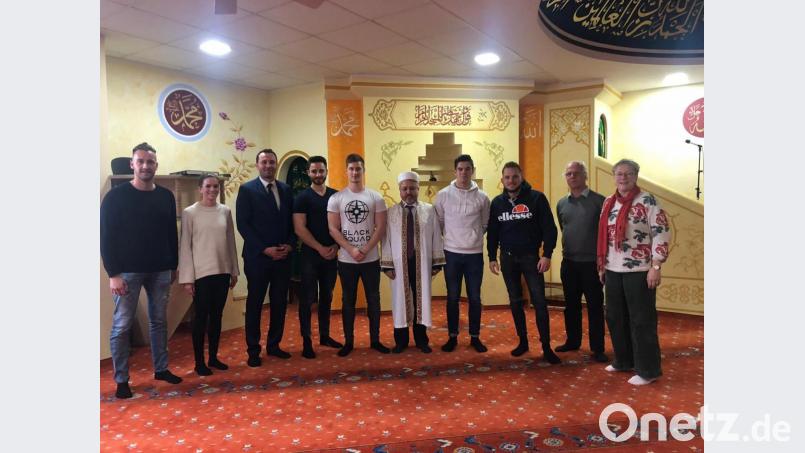Die angehenden Polizeibeamten besuchten die Moschee in Schwandorf. Bild: exb