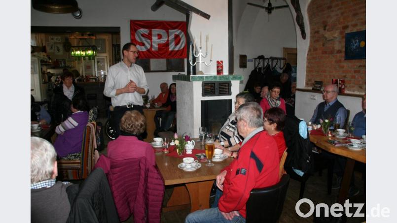 Bürgermeisterkandidat Ulrik Katholing freute sich über die gute Besucherresonanz zum Wahlauftakt der Sozialdemokraten im Musikbahnhof „Schaffnerlos“. Am Nachmittag waren viele Senioren vor Ort, am Abend standen die Landwirte im Mittelpunkt der Gespräche. Bild: fpoz
